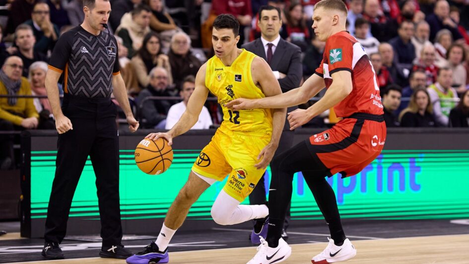 Jugador del Dreamland Gran Canaria dribla mientras es defendido en un partido de baloncesto.