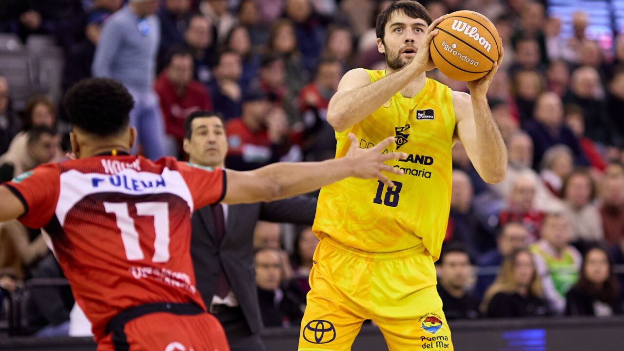 Jugador del Club Baloncesto Gran Canaria lanzando a canasta en un partido.