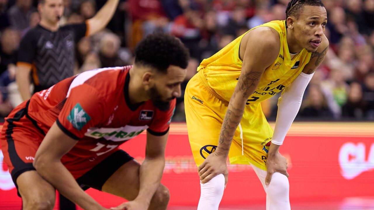 Dos jugadores de baloncesto durante un partido en el Palacio de Deportes de Granada.