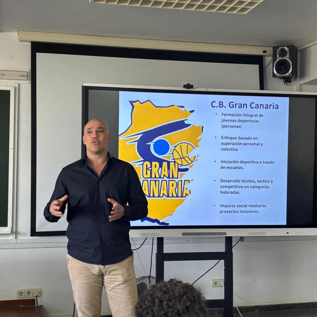 Juanmi Morales expone sobre la formación integral en el baloncesto en la ULPGC.