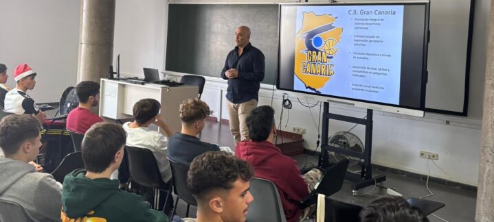 Charla de Juanmi Morales sobre el C.B. Gran Canaria en la ULPGC. Estudiantes atentos.