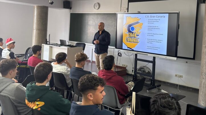 Charla de Juanmi Morales sobre el C.B. Gran Canaria en la ULPGC. Estudiantes atentos.