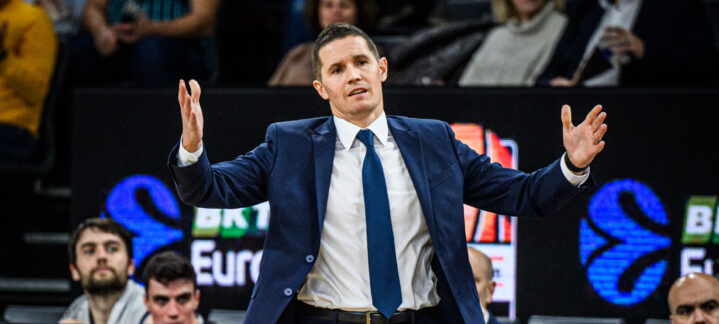 ""muy contentos"" por una ""victoria importante""","Entrenador gesticulando en un partido, mostrando satisfacción tras una victoria importante.
