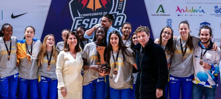bronce autonómico con la selección de Canarias en el Campeonato de España",Equipo de baloncesto de Canarias con medallas de bronce en el Campeonato de España.