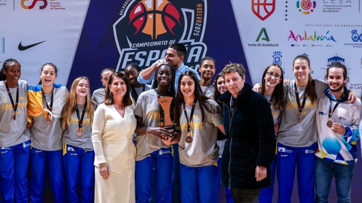 bronce autonómico con la selección de Canarias en el Campeonato de España",Equipo de baloncesto de Canarias con medallas de bronce en el Campeonato de España.