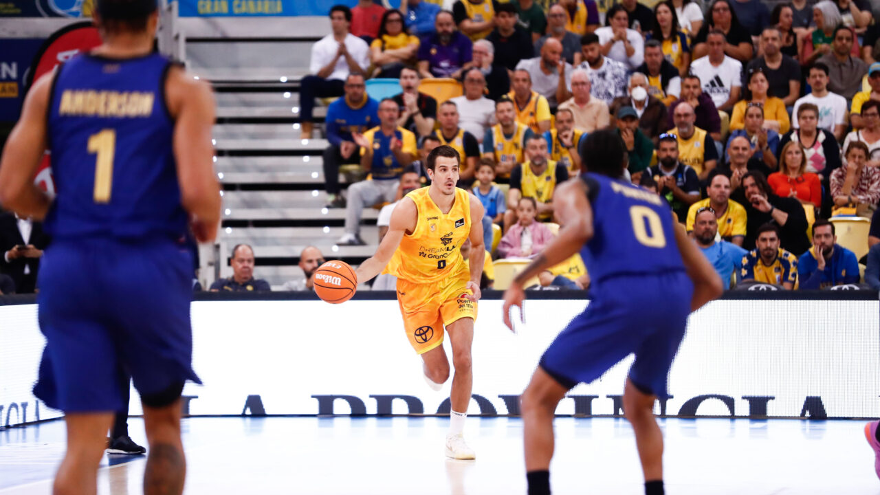 Jugador del Dreamland Gran Canaria avanza con el balón en un partido en el Palau.