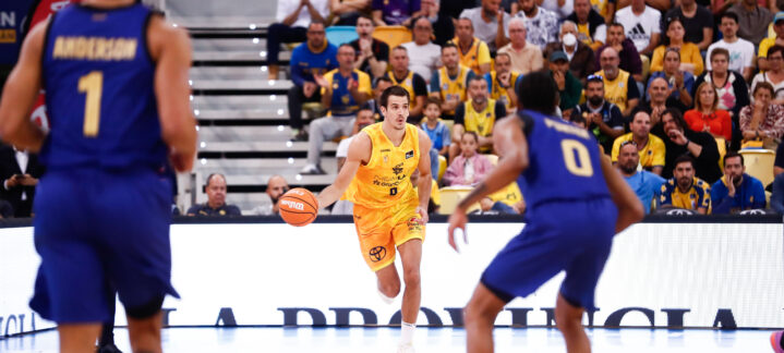 Jugador del Dreamland Gran Canaria avanza con el balón en un partido en el Palau.