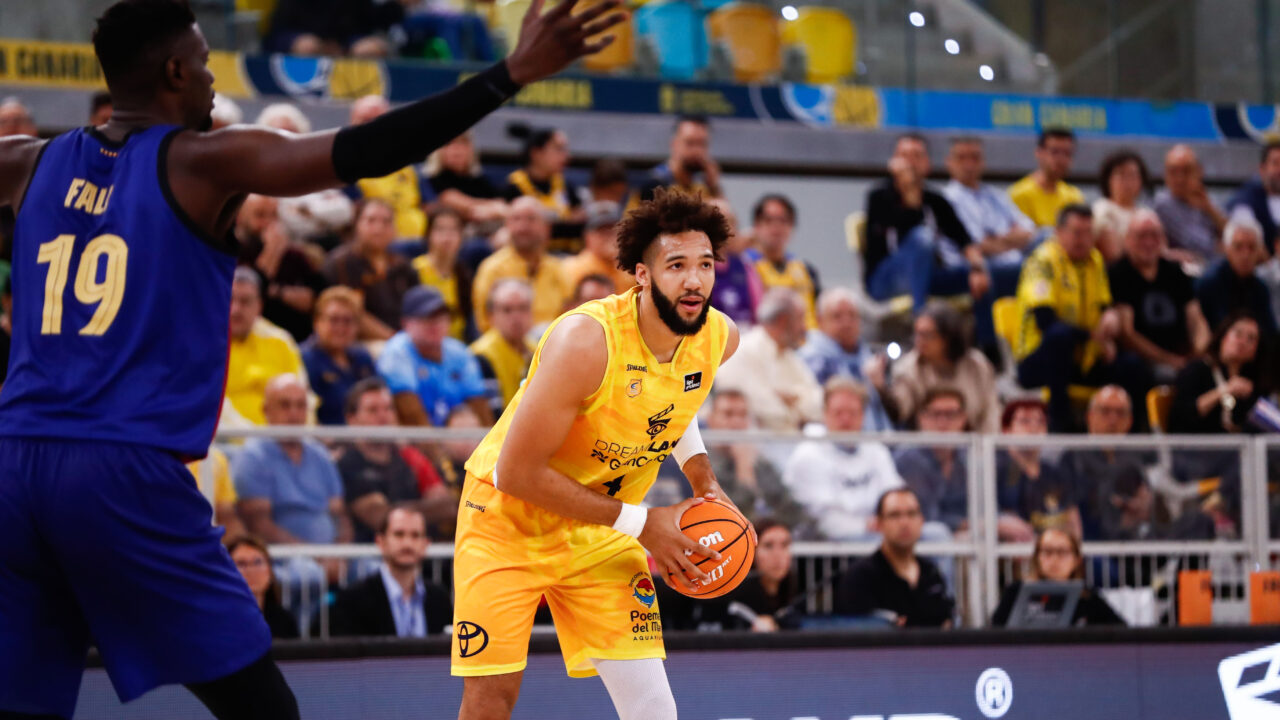 Jugador del Dreamland Gran Canaria driblando el balón en un partido competitivo.