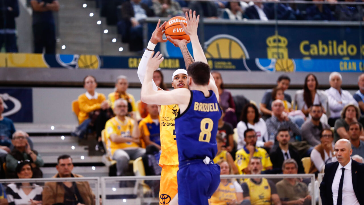 Jugador del Dreamland Gran Canaria lanza a canasta ante la defensa del rival en el Palau.