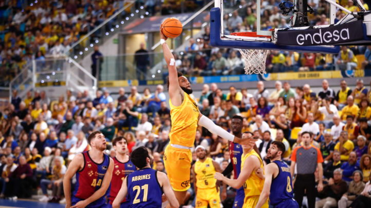 Jugador del Dreamland Gran Canaria atrapa el balón en un salto en medio del partido.
