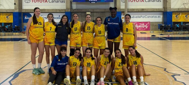 Plantilla del equipo júnior del Club Baloncesto Gran Canaria en la cancha, sonrientes.