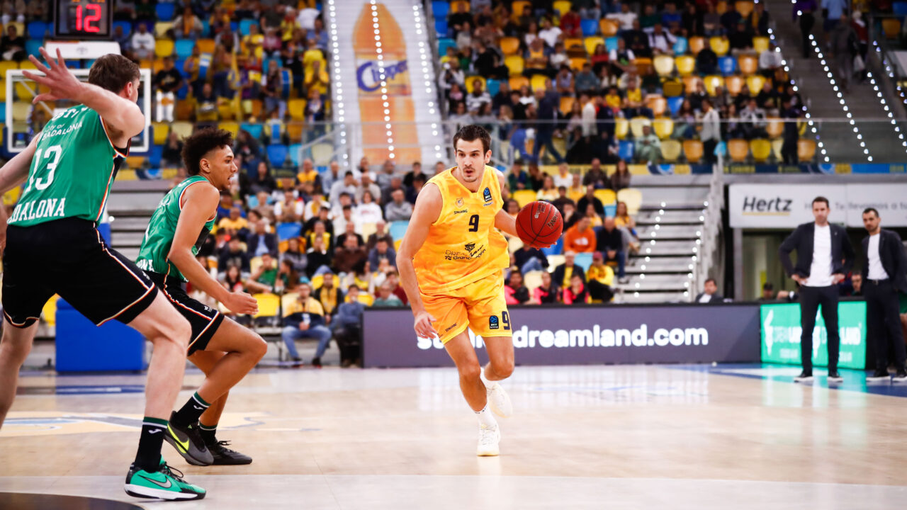 Jugadores del Dreamland Gran Canaria en acción durante un partido de baloncesto.