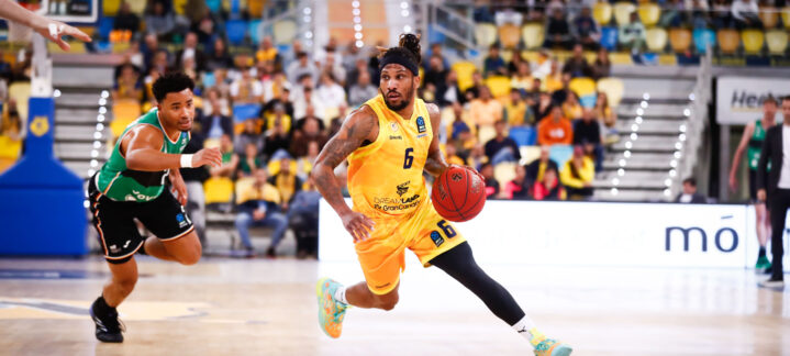 en diez claves",Jugador del Dreamland Gran Canaria avanza driblando el balón en un partido.