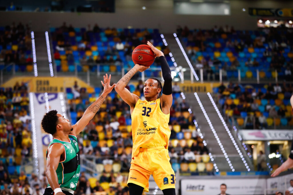 Jugador del Dreamland Gran Canaria lanzando a canasta en un partido de EuroCup.