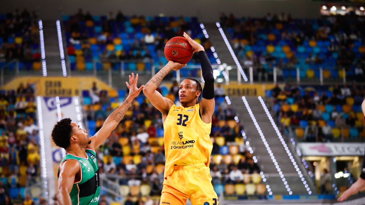 Jugador del Dreamland Gran Canaria lanzando a canasta en un partido de EuroCup.