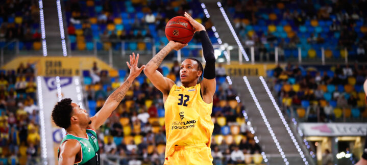 Jugador del Dreamland Gran Canaria lanzando a canasta en un partido de EuroCup.