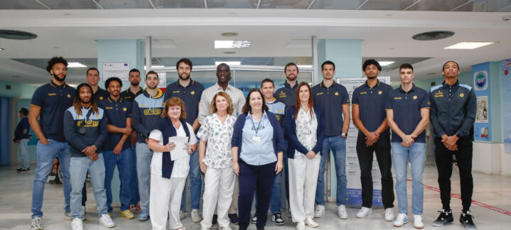 Jugadores del Dreamland Gran Canaria con personal del Hospital Materno Infantil en la visita.