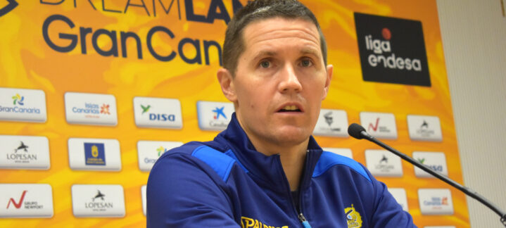 Entrenador del CB Gran Canaria en una rueda de prensa, hablando sobre el equipo.