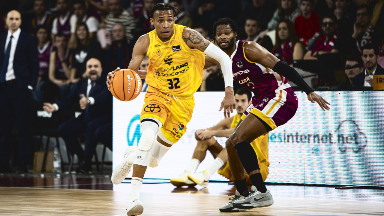 Jugador del Dreamland Gran Canaria avanza con el balón en un partido de baloncesto.