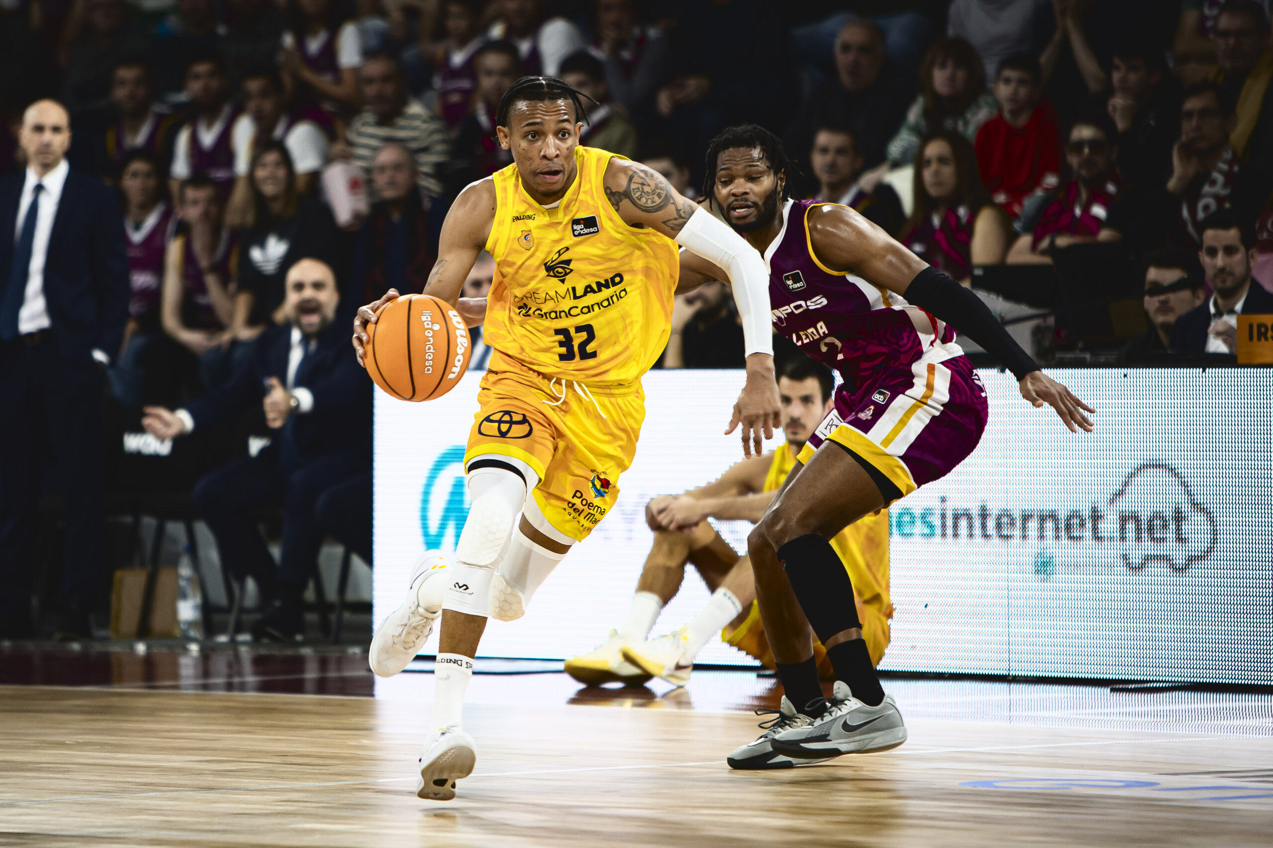 Jugador del Dreamland Gran Canaria avanza con el balón en un partido de baloncesto.