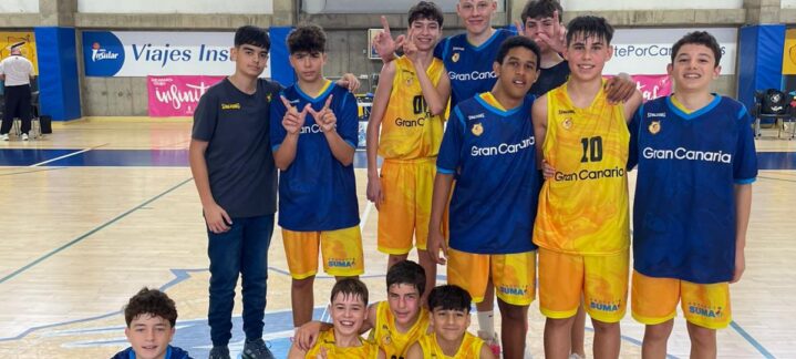 Equipos de formación del Club Baloncesto Gran Canaria posando sonrientes tras un partido.