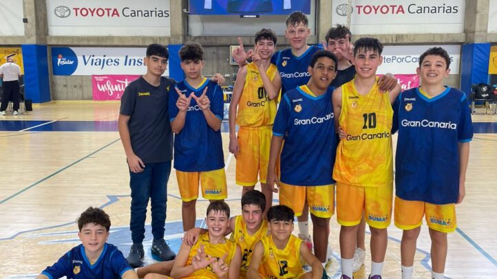 Equipos de formación del Club Baloncesto Gran Canaria posando sonrientes tras un partido.