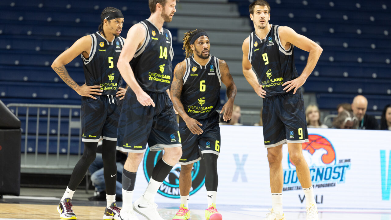 Cuatro jugadores del Club Baloncesto Gran Canaria en una pausa durante el partido.