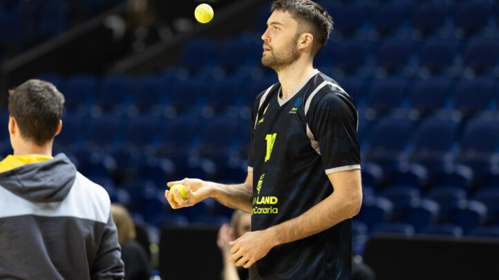 Jugador practicando el lanzamiento de una pelota en un entrenamiento del equipo.