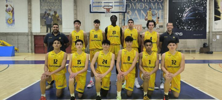 Equipo cadete masculino del Gran Canaria posando en un gimnasio durante un torneo.