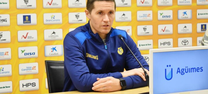 Entrenador del CB Gran Canaria en conferencia de prensa sobre tácticas de juego.