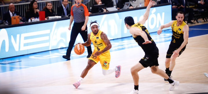 Jugador del Dreamland Gran Canaria driblando el balón durante un partido.