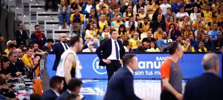 Entrenadores y jugadores del CB Gran Canaria en un emocionante partido de baloncesto.