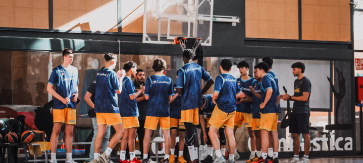Jugadores del Gran Canaria cadete en un entrenamiento en pista, discutiendo estrategias.