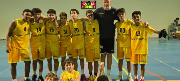 Jugadores de la cantera del Club Baloncesto Gran Canaria posando tras un partido.