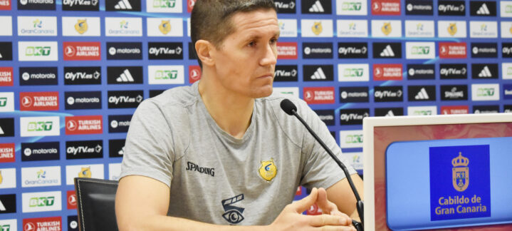 Jaka Lakovic en una conferencia de prensa, analizando al equipo Besiktas.