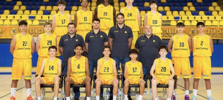 Equipo infantil del Club Baloncesto Gran Canaria posando en la cancha.