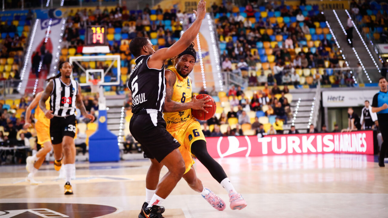 Jugadores en acción durante un partido de baloncesto entre Gran Canaria y Besiktas.