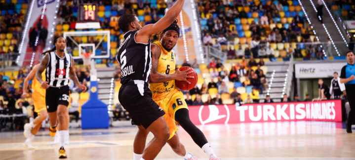 Jugadores en acción durante un partido de baloncesto entre Gran Canaria y Besiktas.