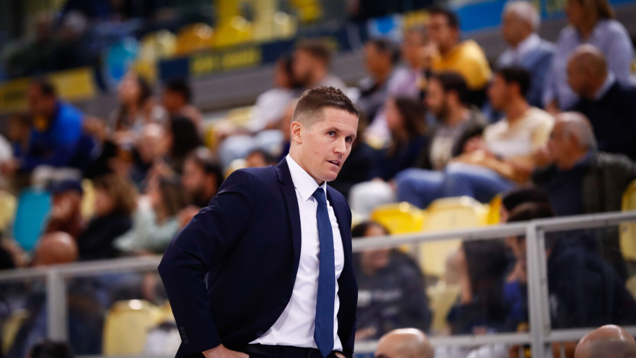 Entrenador del Club Baloncesto Gran Canaria, en un momento de partido. Público detrás.