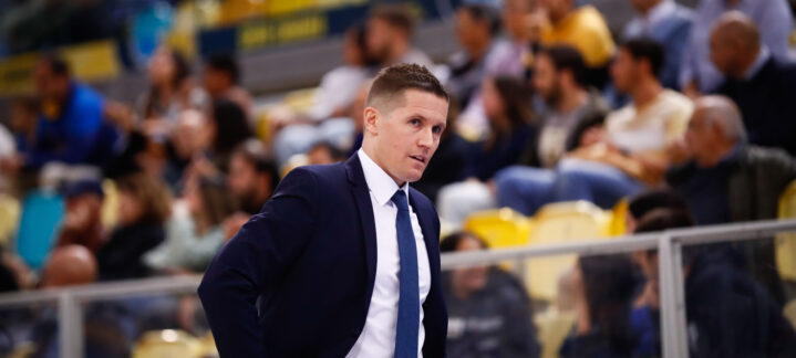 Entrenador del Club Baloncesto Gran Canaria, en un momento de partido. Público detrás.