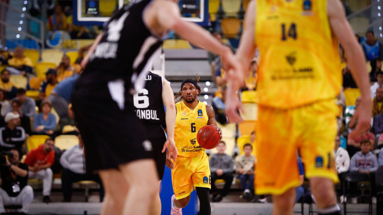 Jugador del Dreamland Gran Canaria controla el balón en un partido de EuroCup.