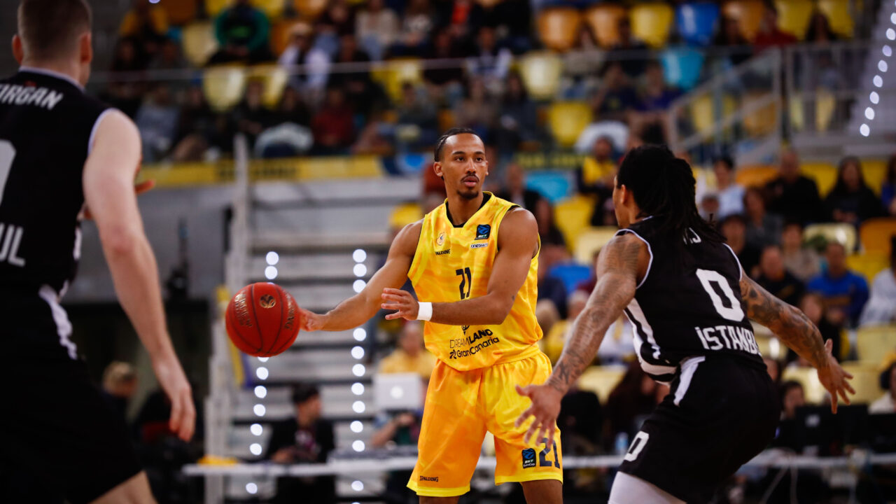 Jugador del Dreamland Gran Canaria en acción durante un partido contra Besiktas.