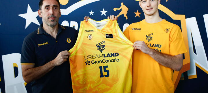 presentado en el Gran Canaria Arena",Ziga Samar y un representante del club muestran la camiseta del Gran Canaria.