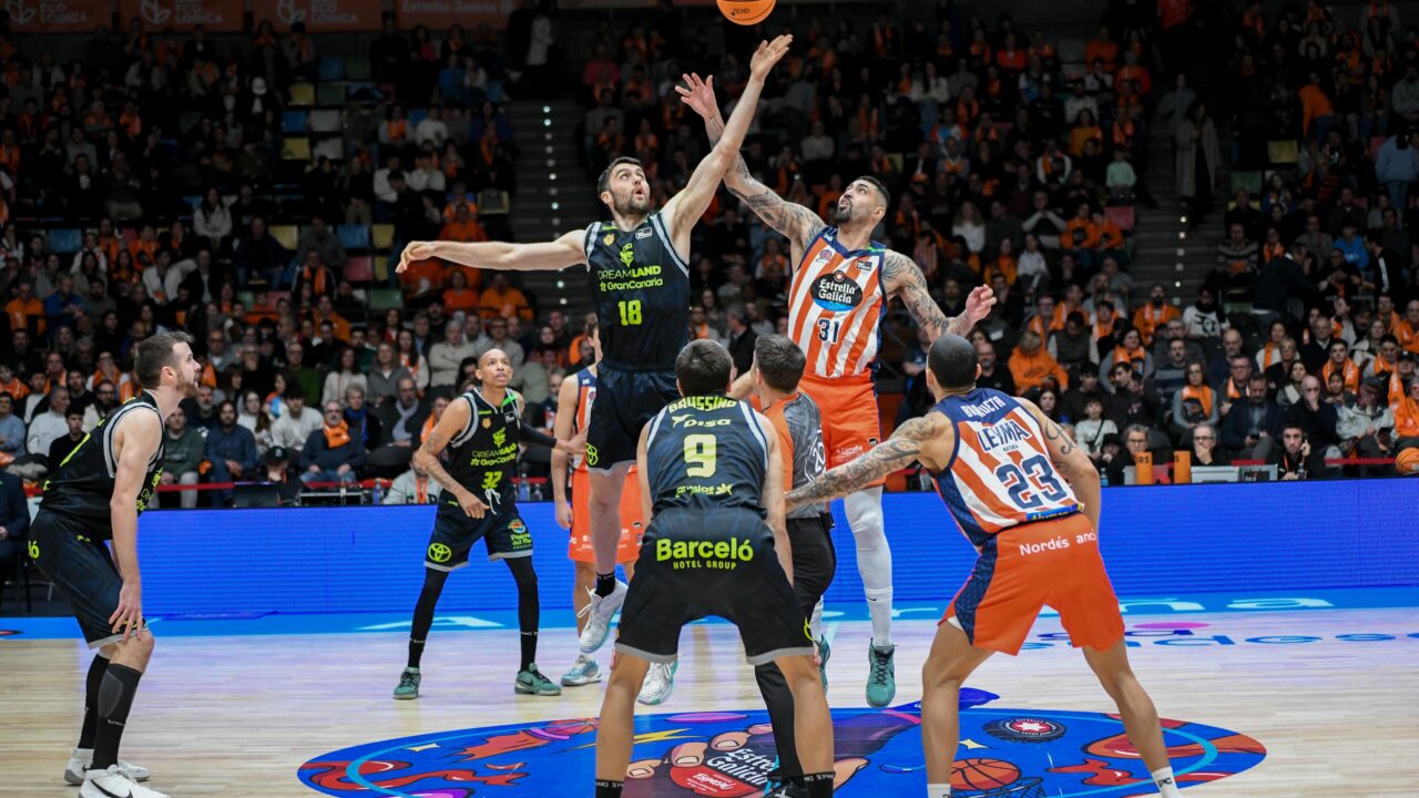 Salto inicial entre los jugadores de Dreamland Gran Canaria y el equipo rival en un partido.
