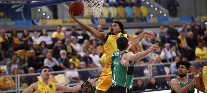 Jugador del Dreamland Gran Canaria lanzando a canasta durante un partido de baloncesto.