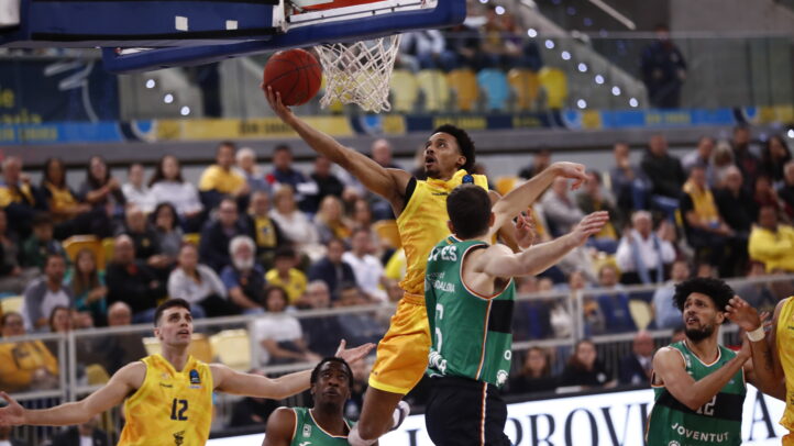 Jugador del Dreamland Gran Canaria lanzando a canasta durante un partido de baloncesto.