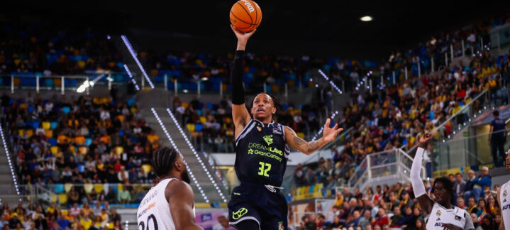 Jugador del Dreamland Gran Canaria lanza a canasta durante el partido contra el Real Madrid.