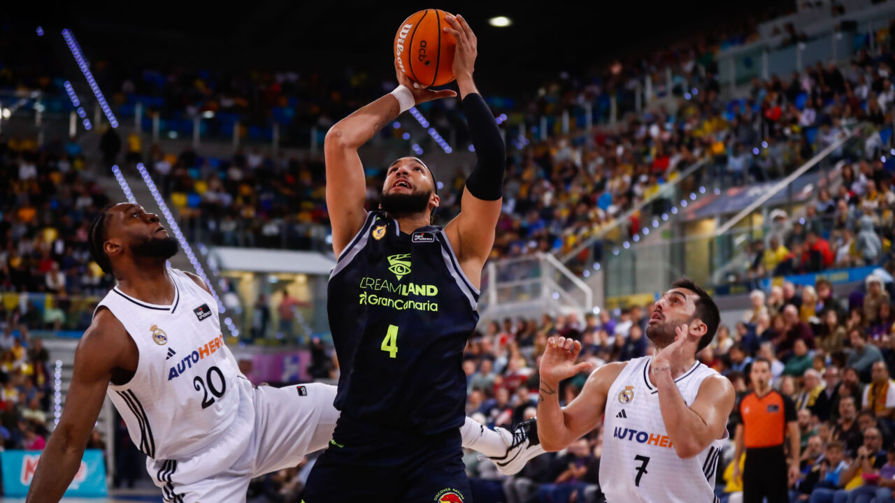 Jugadores del Dreamland Gran Canaria y Real Madrid disputan una jugada en el partido.