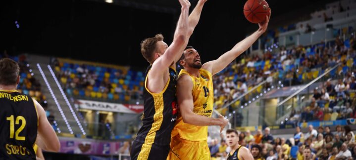 en diez claves",El jugador de Dreamland Gran Canaria intenta anotar mientras es defendido por un rival.