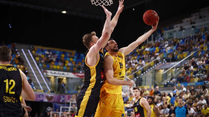 en diez claves",El jugador de Dreamland Gran Canaria intenta anotar mientras es defendido por un rival.